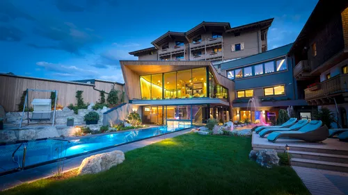 Thermalpool bei Nacht