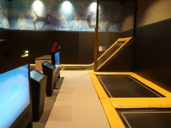 Indoor-Trampolinpark mit ValoJump-Displays und gepolstertem Sprungbereich