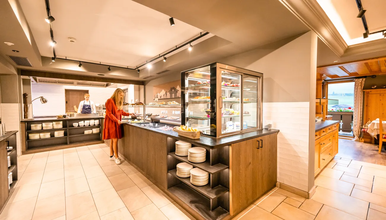 Frühstücksbuffet in einem Hotel mit moderner Einrichtung und frischen Speisen
