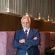 Älterer Mann im blauen eleganten Anzug im Restaurant 