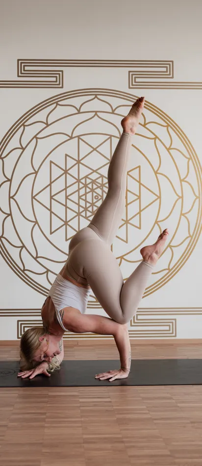 Dame in einer Yogaposition