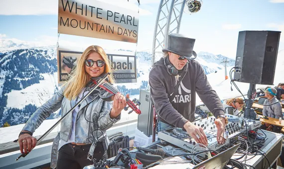 Live-DJ und E-Geigen-Performance bei den White Pearl Mountain Days in verschneiter Alpenkulisse