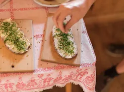 Brot mit Butter und frischem Schnittlauch auf Holzbrett serviert