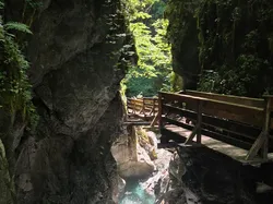 Die Schlucht der Seisenbergklamm in Weißbach ist mit den Holzstegen und Treppen perfekt begehbar.