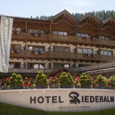 Die Riederalm in Leogang - Hotelansicht mit Logo