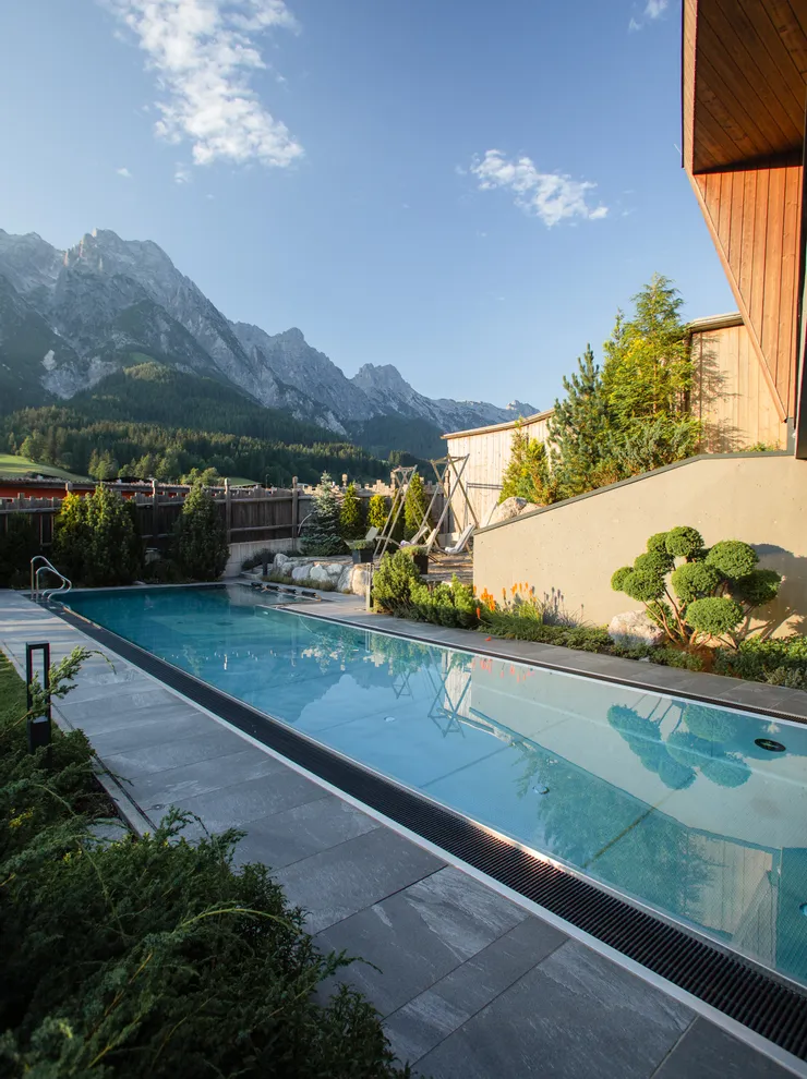 Luxuriöser Außenpool mit Bergblick in einem alpinen Resort